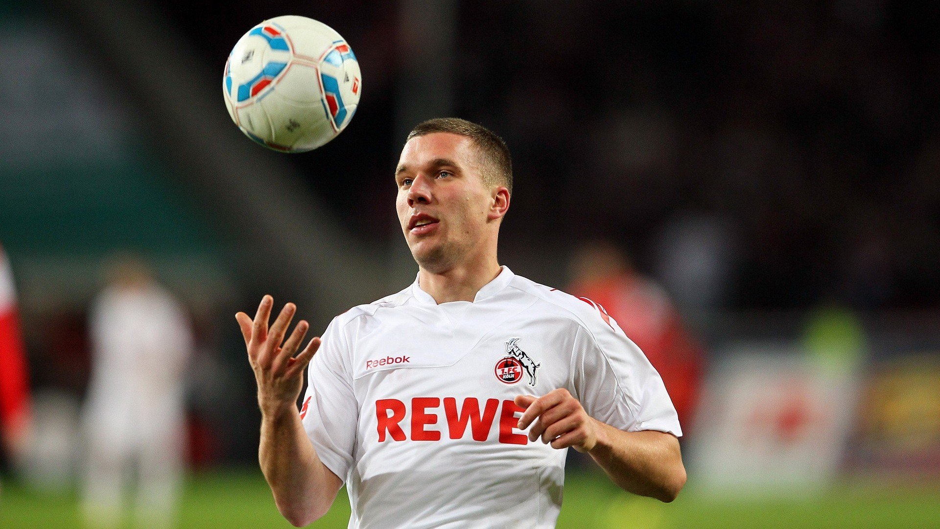 开云官网-震撼回归！大坂直美惊险逆转取胜，拜仁主场沸腾见证王者归来，网坛足坛同日凯旋，大坂直美惊险逆转，拜仁主场沸腾共证王者归来